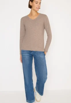 V-Neck Pullover