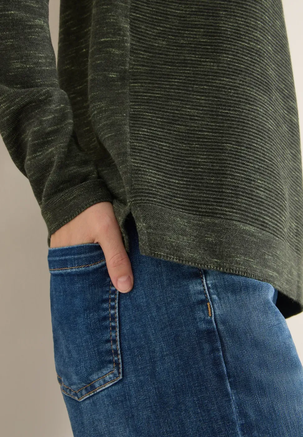V-Neck Pullover