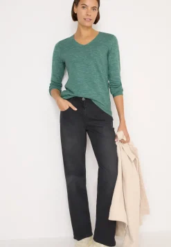 V-Neck Pullover