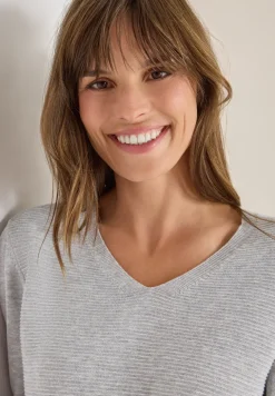 V-Neck Pullover
