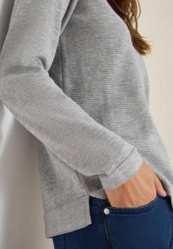 V-Neck Pullover