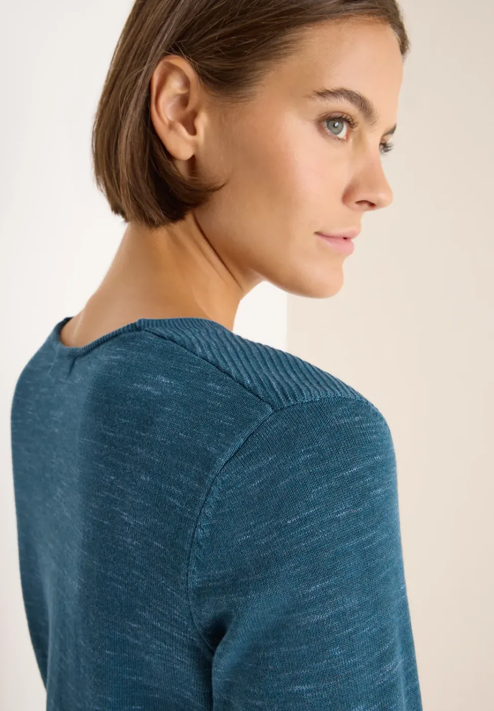 V-Neck Pullover
