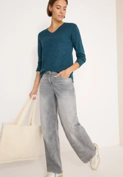 V-Neck Pullover