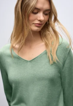 V-Neck Pullover