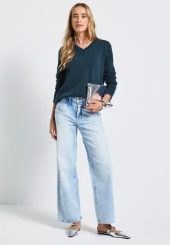 V-Neck Pullover