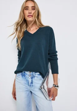 V-Neck Pullover