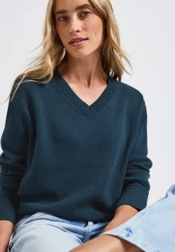 V-Neck Pullover