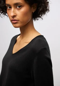 V-Neck Pullover