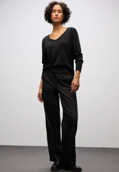 V-Neck Pullover