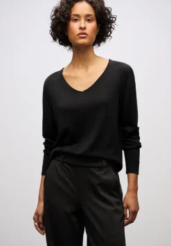 V-Neck Pullover