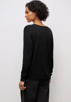 V-Neck Pullover