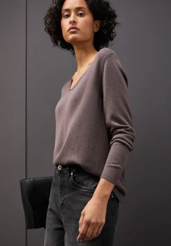 V-Neck Pullover