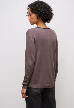 V-Neck Pullover