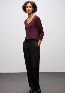 V-Neck Pullover