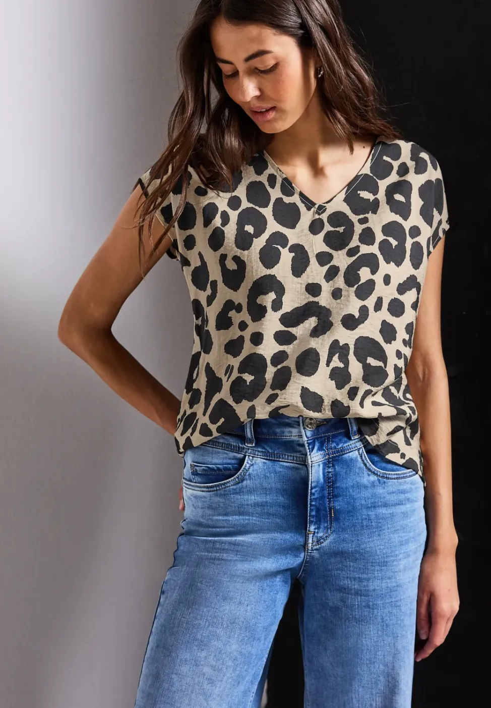 V-Neck Shirt mit Leo-Print