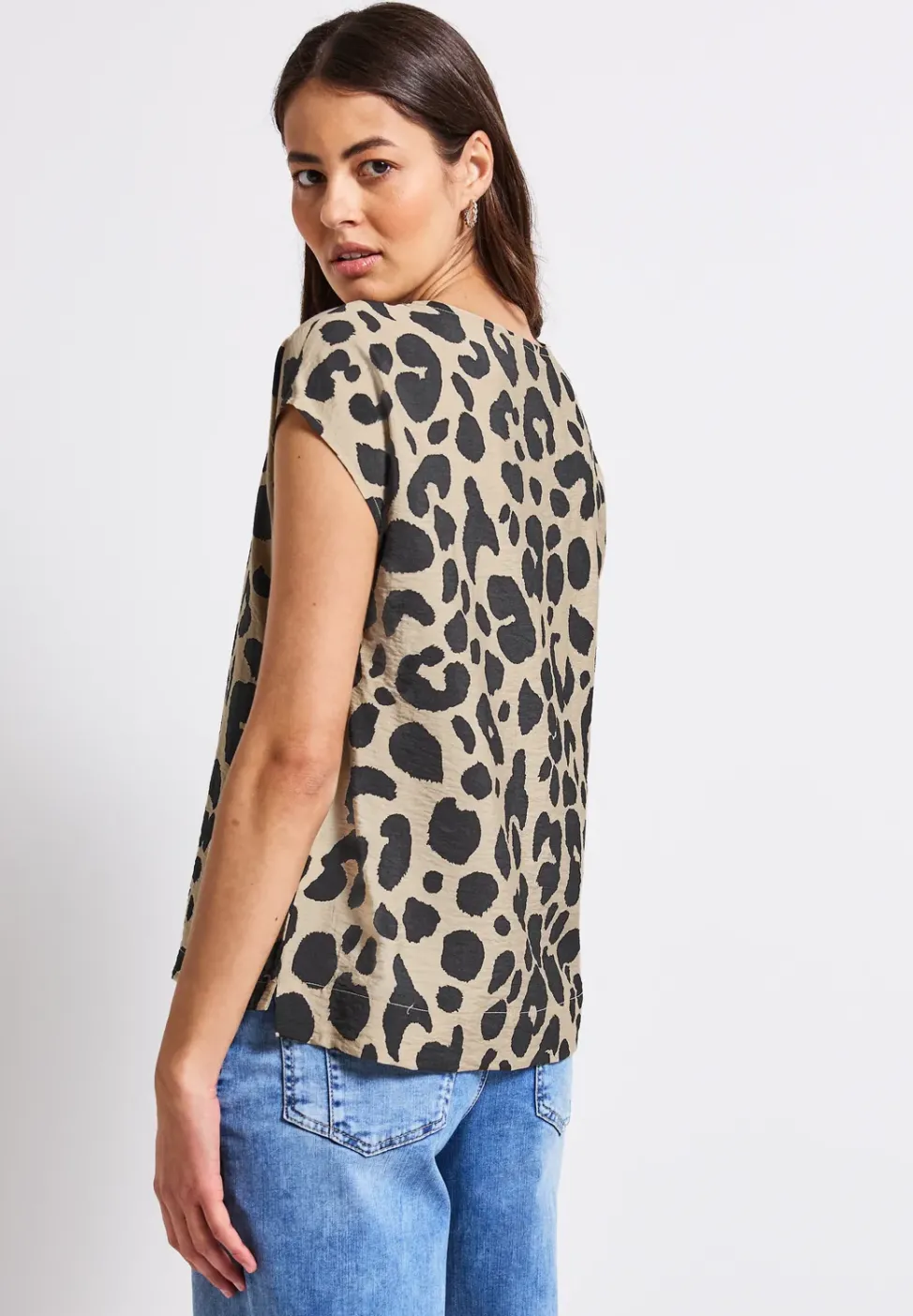 V-Neck Shirt mit Leo-Print