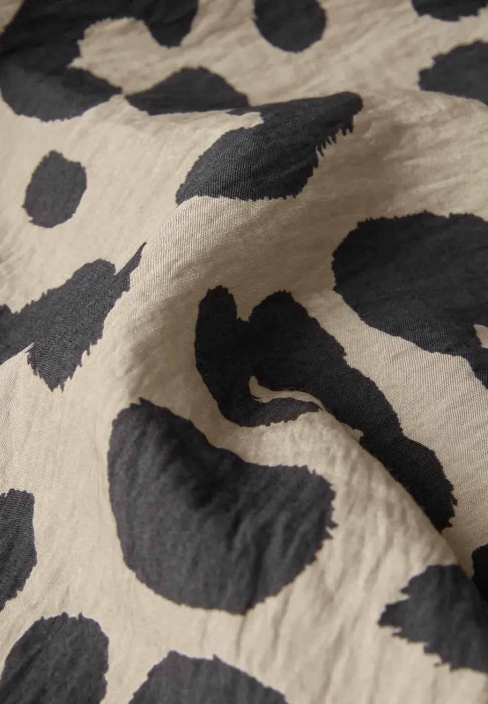 V-Neck Shirt mit Leo-Print