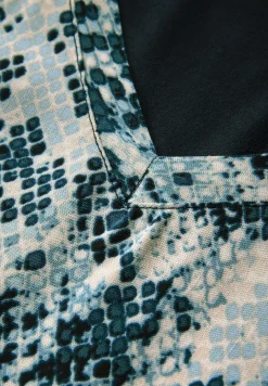 V-Neck Shirt mit Snake Print