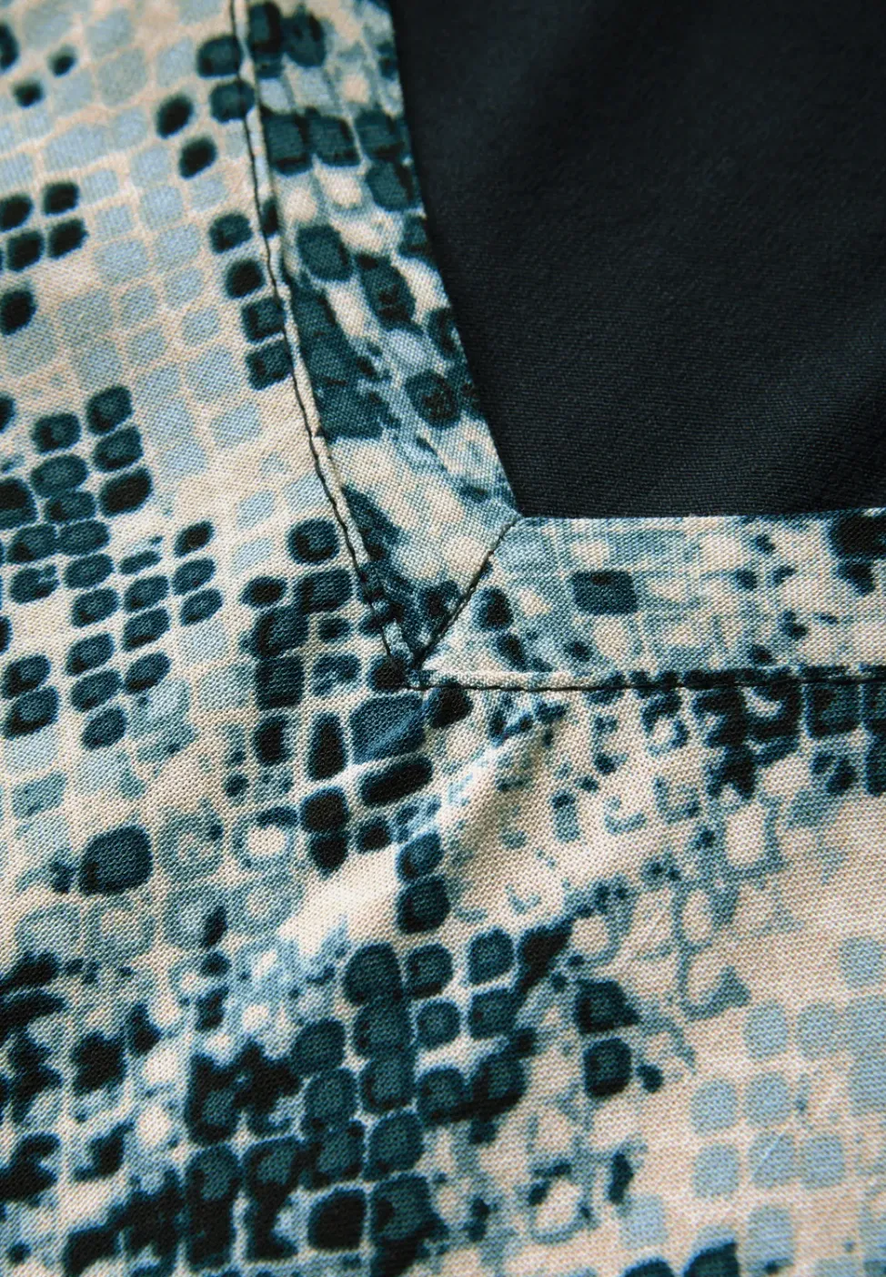 V-Neck Shirt mit Snake Print
