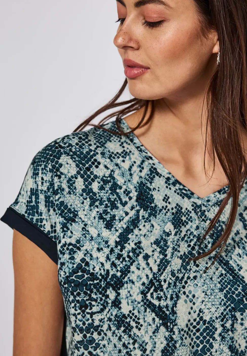 V-Neck Shirt mit Snake Print