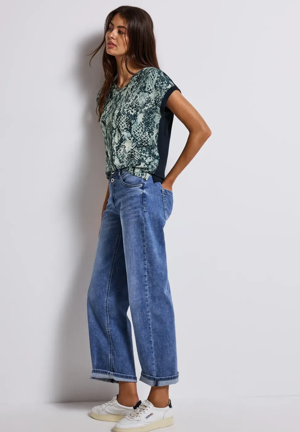 V-Neck Shirt mit Snake Print