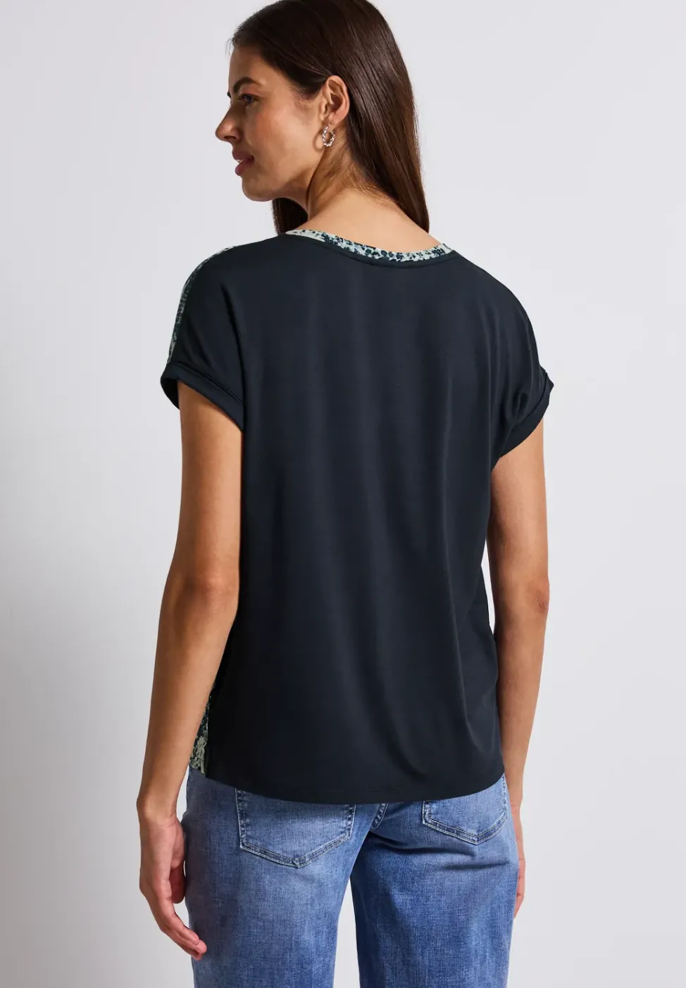 V-Neck Shirt mit Snake Print
