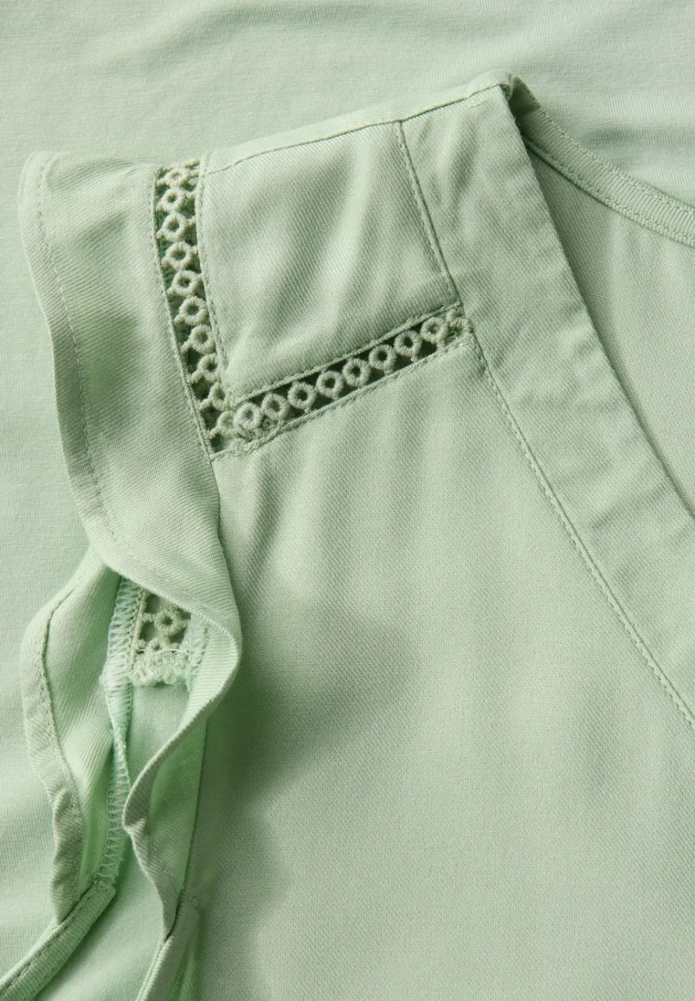 V-Neck Top mit Häkeldetails