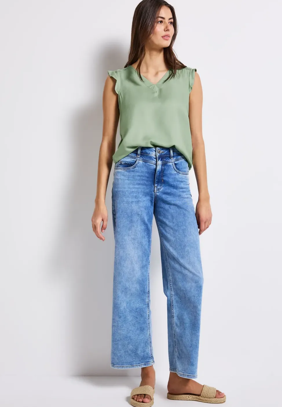 V-Neck Top mit Häkeldetails