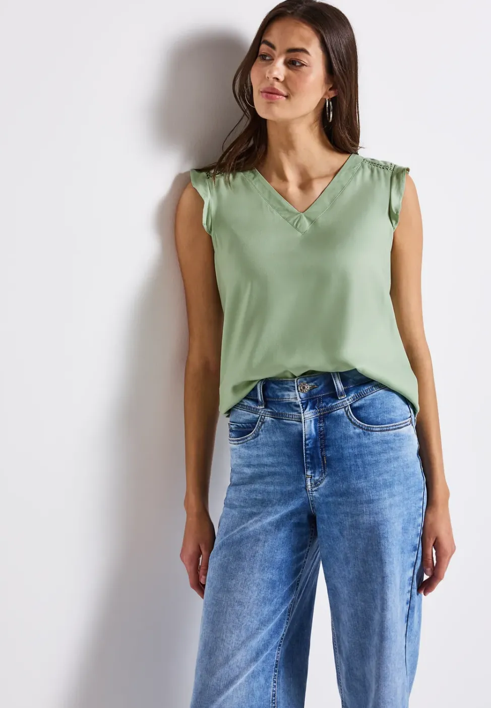 V-Neck Top mit Häkeldetails