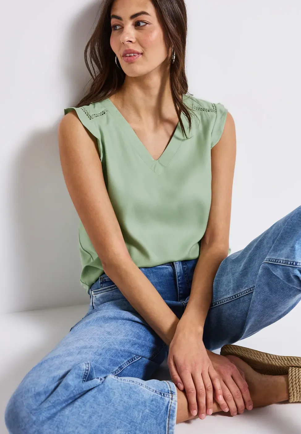 V-Neck Top mit Häkeldetails