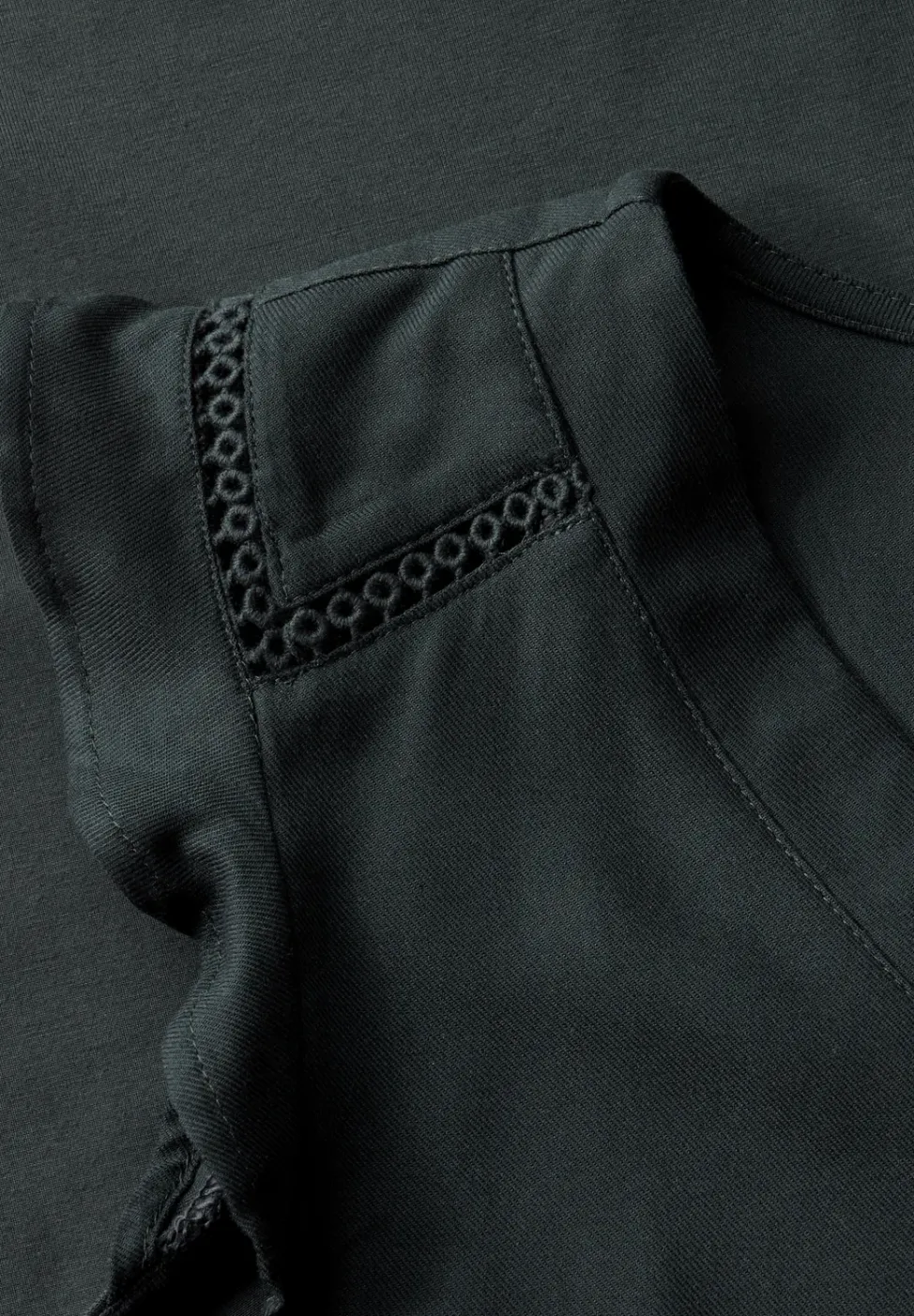 V-Neck Top mit Häkeldetails