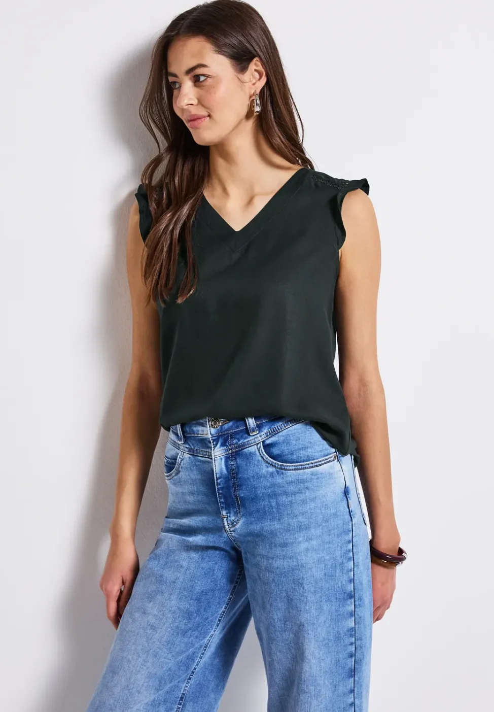 V-Neck Top mit Häkeldetails