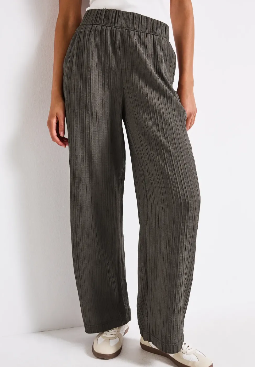 Wide Leg Crinkle Hose
