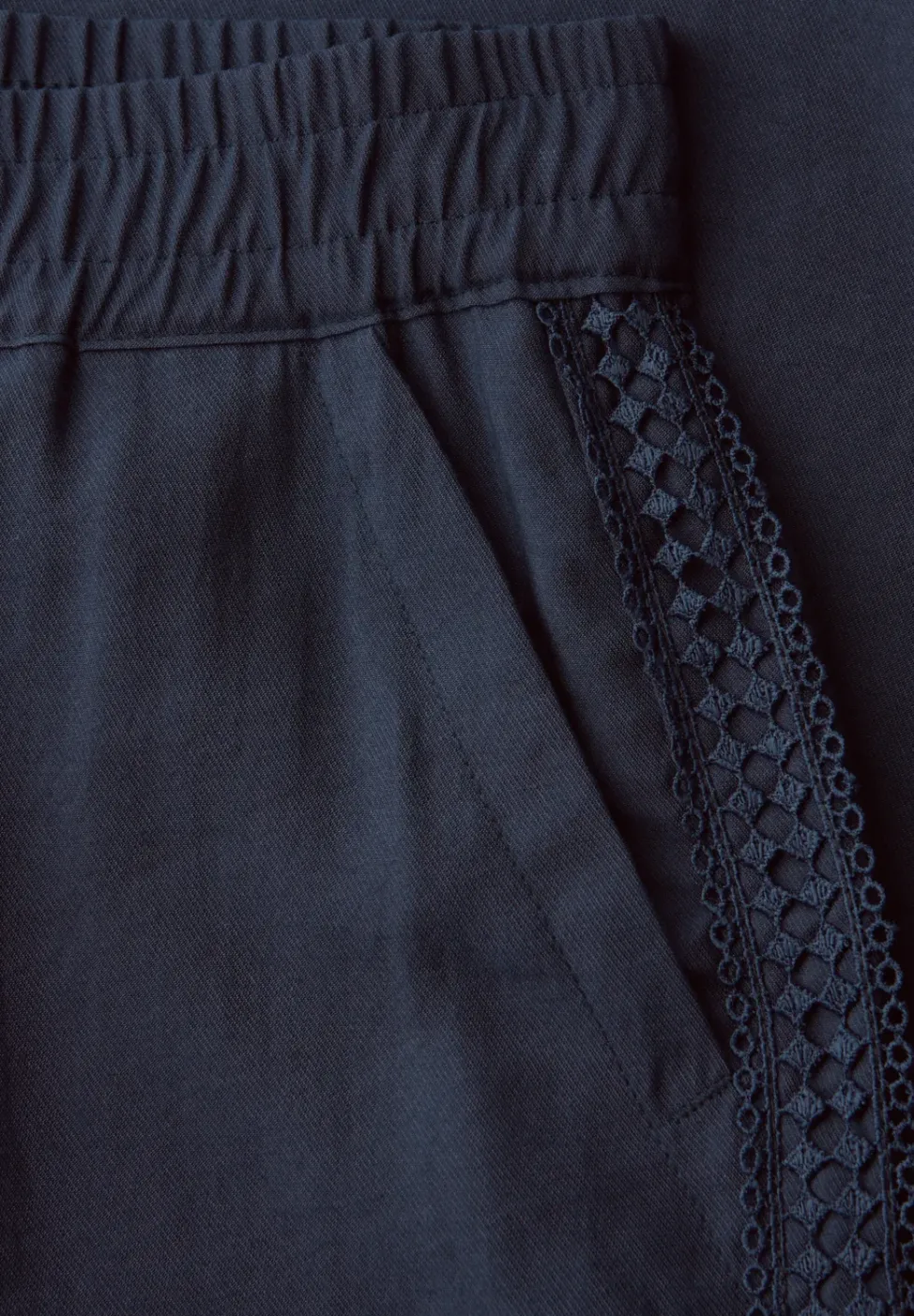 Wide Leg Hose mit Crochet Tape