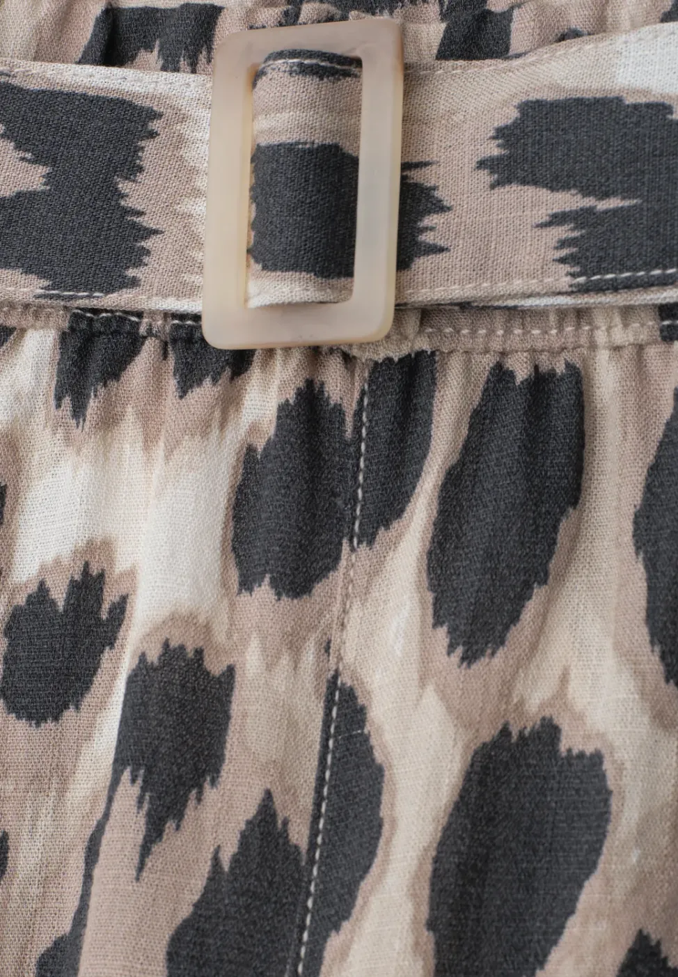 Wide Leg Hose mit Gürtel und Leo-Print