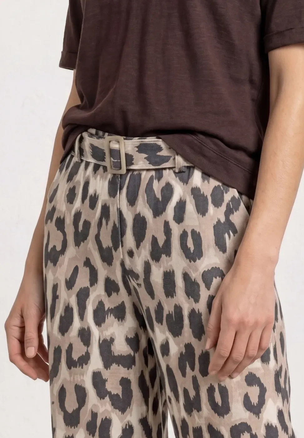 Wide Leg Hose mit Gürtel und Leo-Print