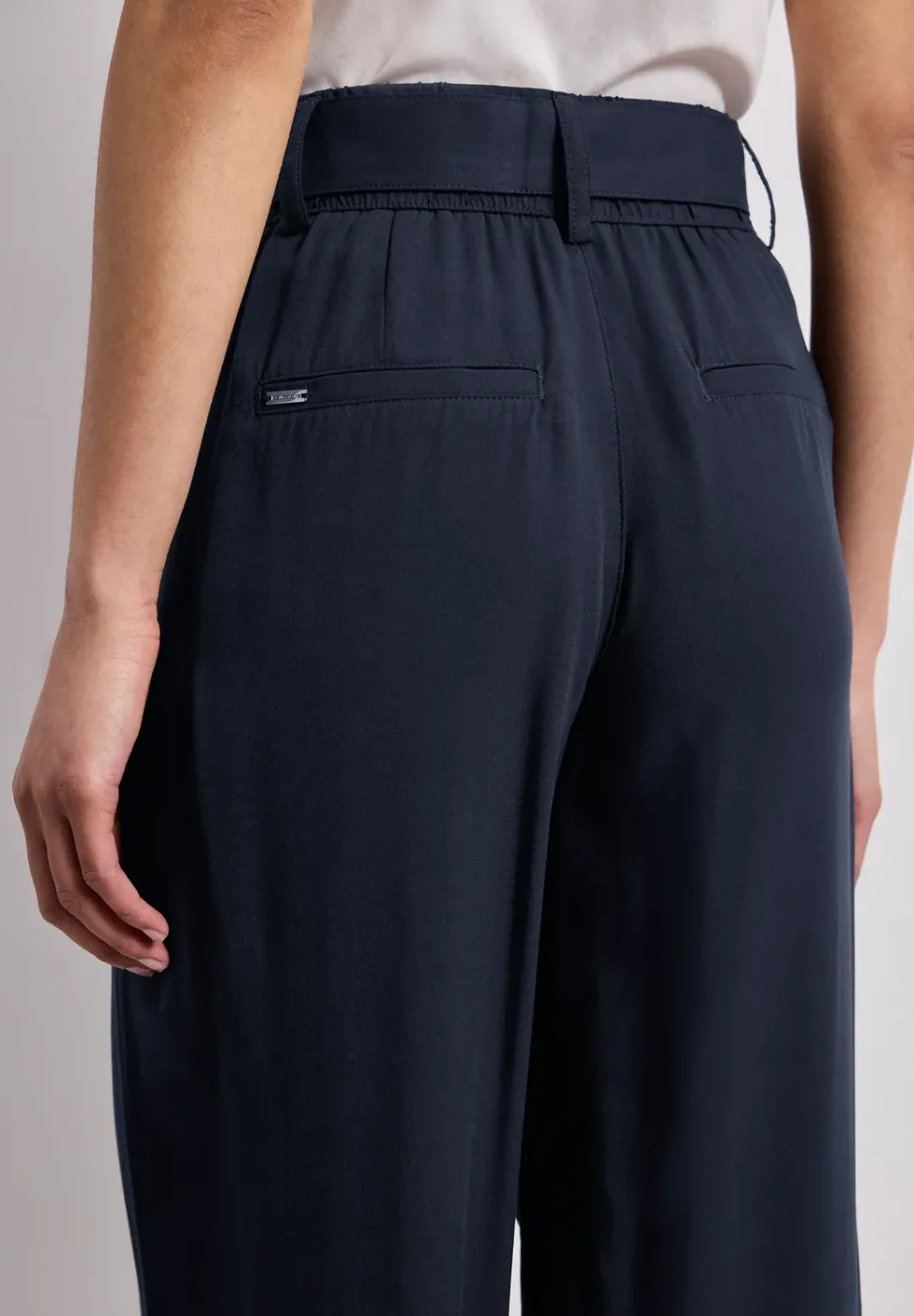 Wide Leg Hose mit Gürteldetail