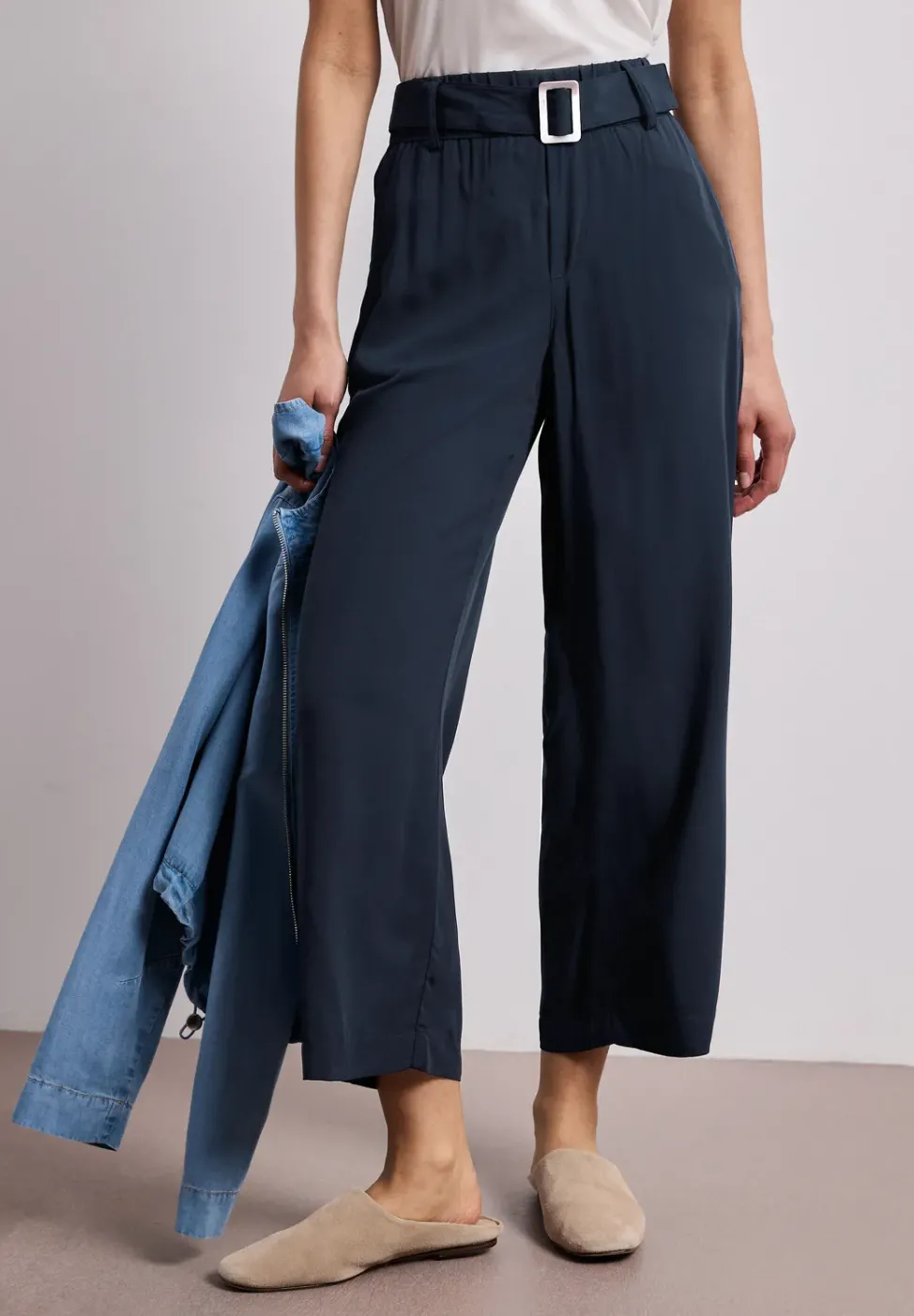 Wide Leg Hose mit Gürteldetail