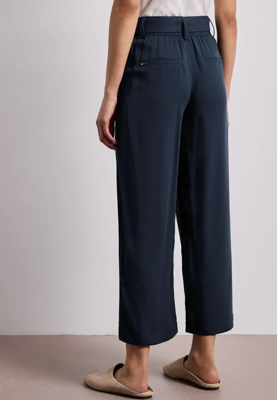 Wide Leg Hose mit Gürteldetail