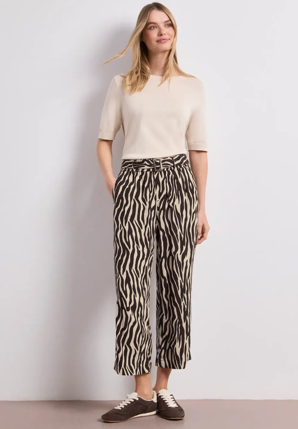 Wide Leg Hose mit Gürteldetail