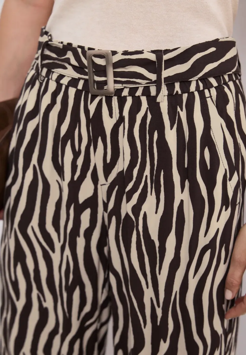 Wide Leg Hose mit Gürteldetail