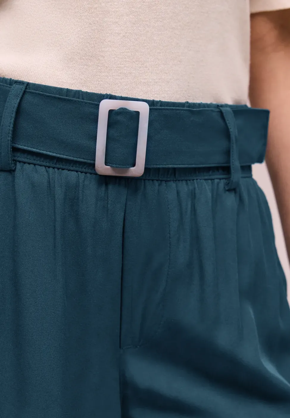 Wide Leg Hose mit Gürteldetail