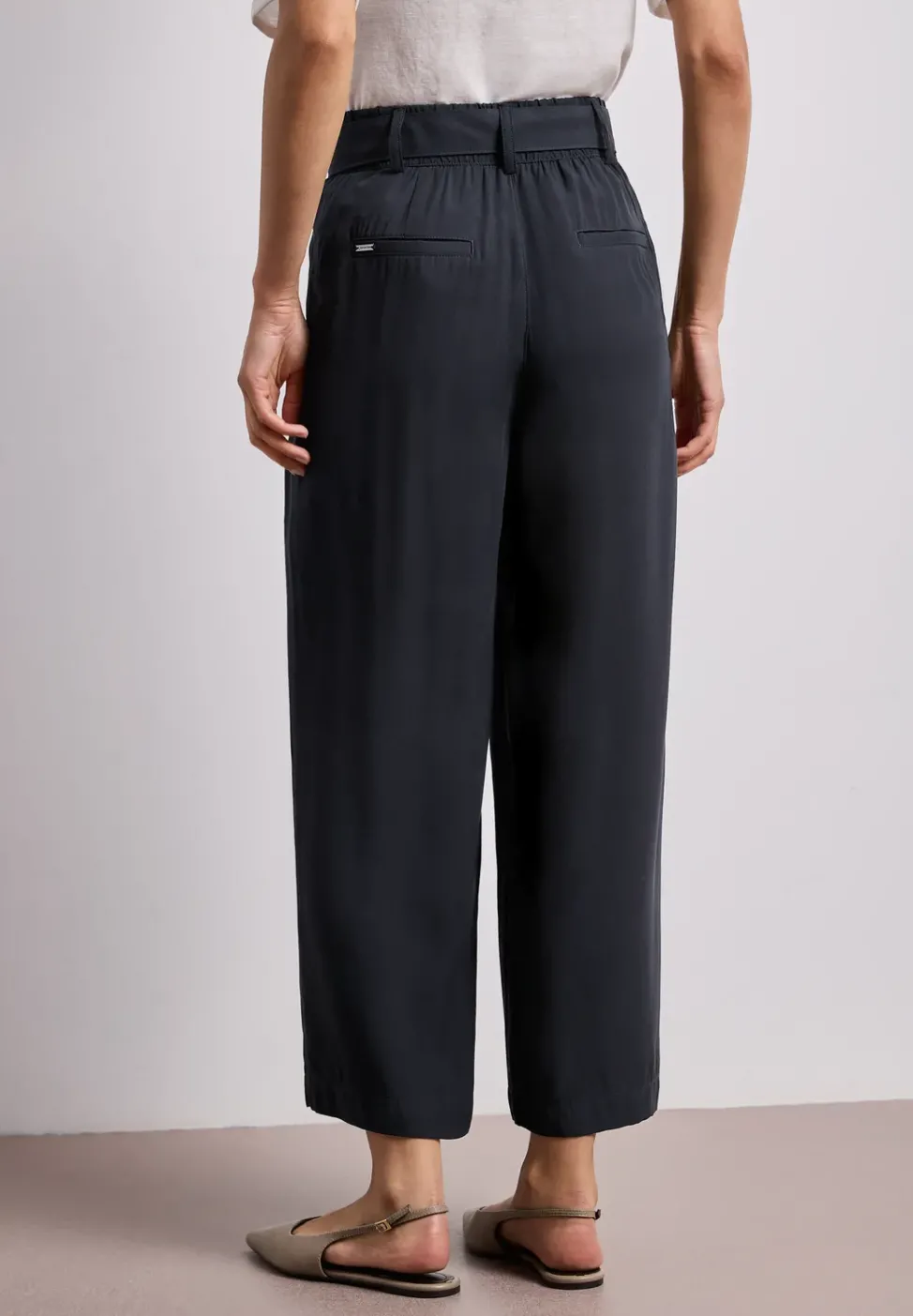 Wide Leg Hose mit Gürteldetail