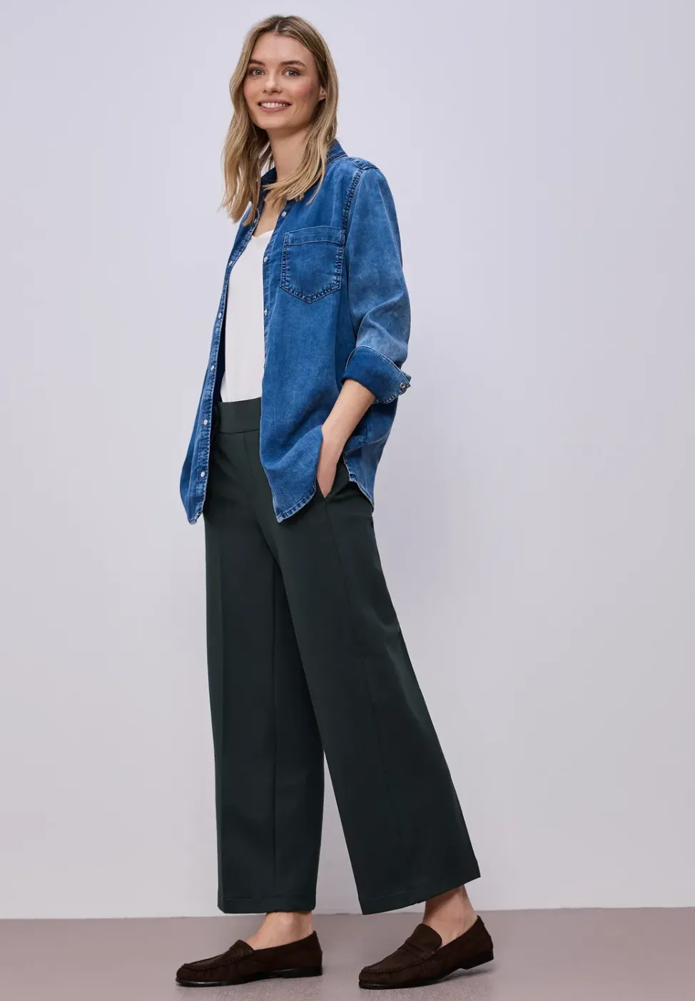 Wide Leg Hose mit Knopfdetail