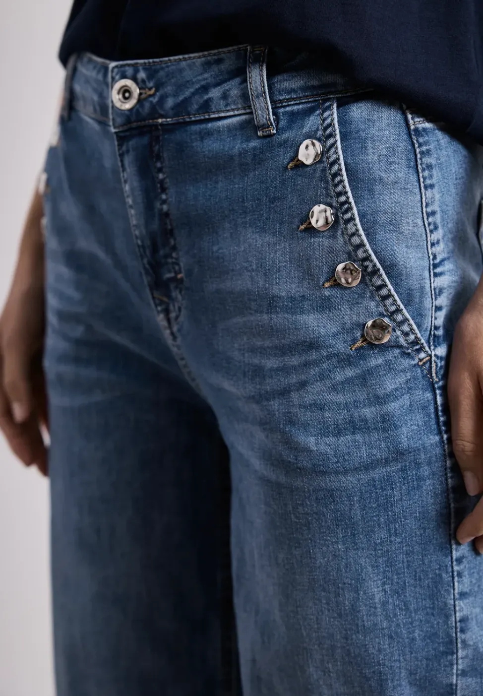 Wide Leg Jeans mit Knopfdetails