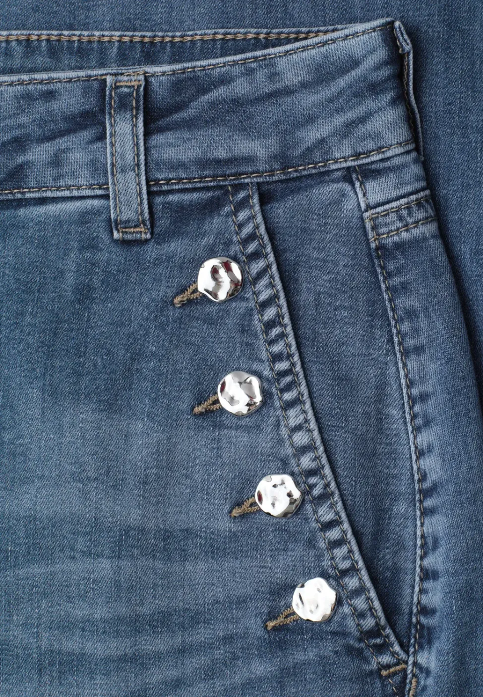 Wide Leg Jeans mit Knopfdetails