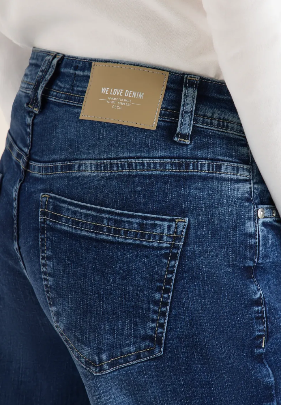Wide Leg Jeans mit Nieten