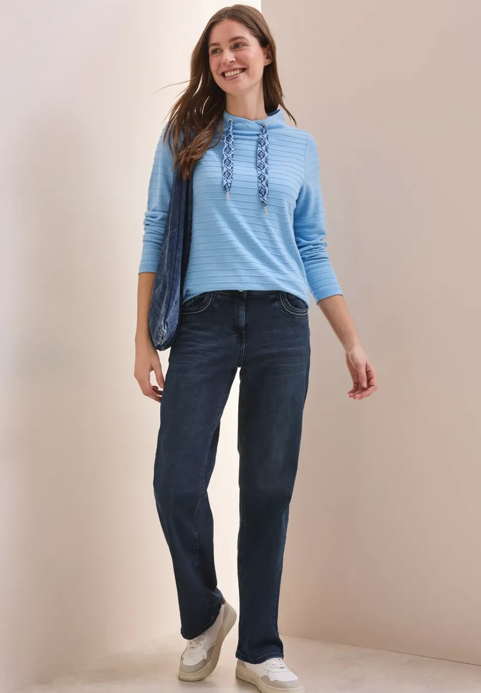 Wide Leg Jeans mit Stickerei
